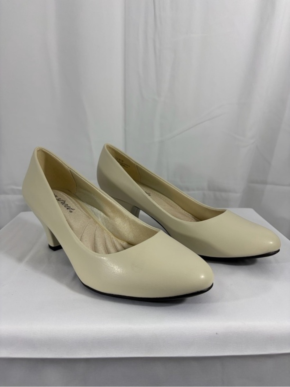 NWT Easy Street Women’s Size 7.5W Classic Cream 2.5 Inch Heel Pumps